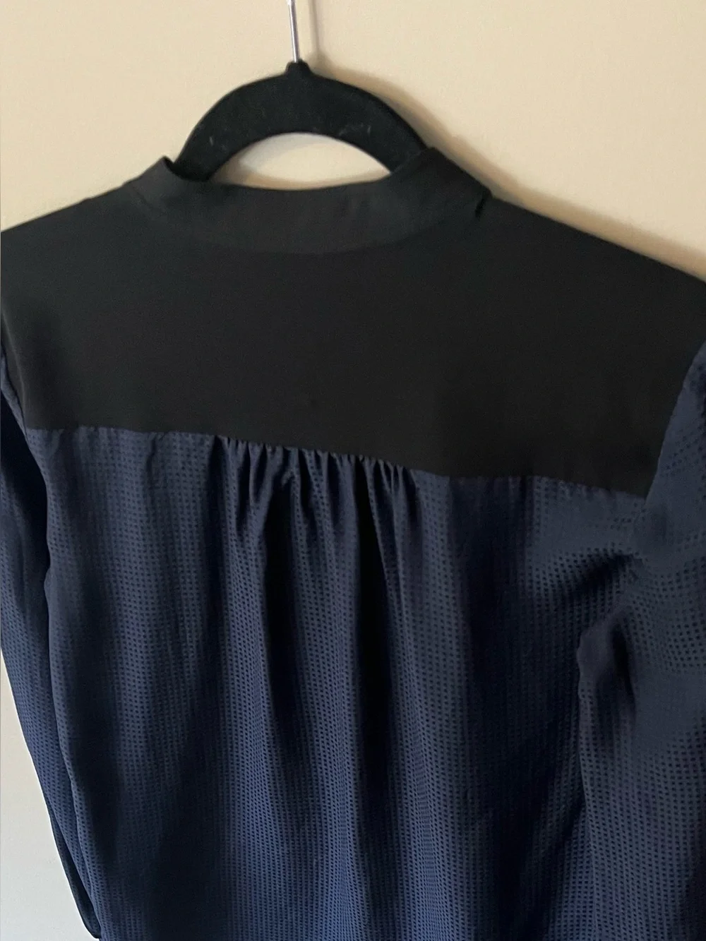 Theory Navy & Black Silk Hidden Placket Blouse Size Small - Picture 5 of 8